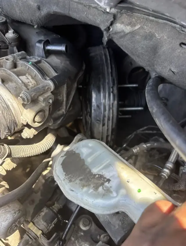 Checking the brake fluid reservoir and master cylinder